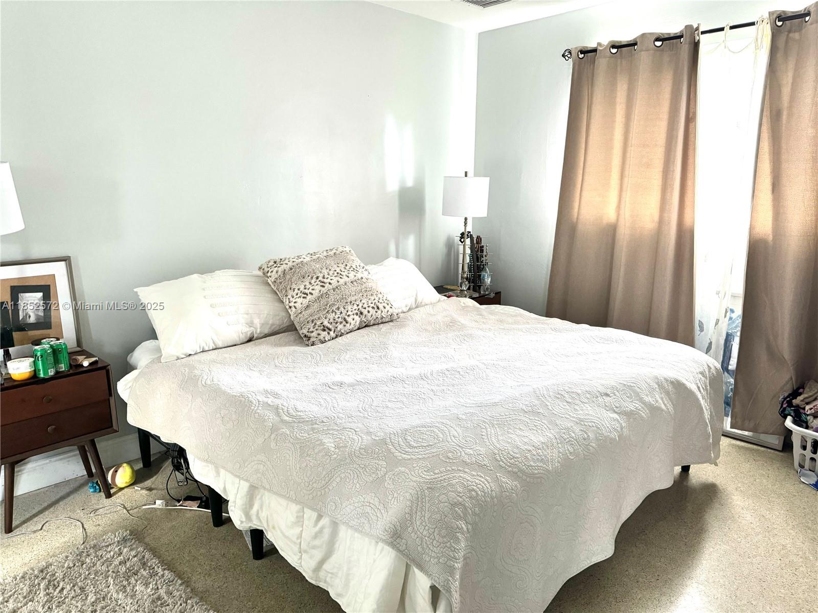 HOLLYWOOD HILLS - Residential Lease