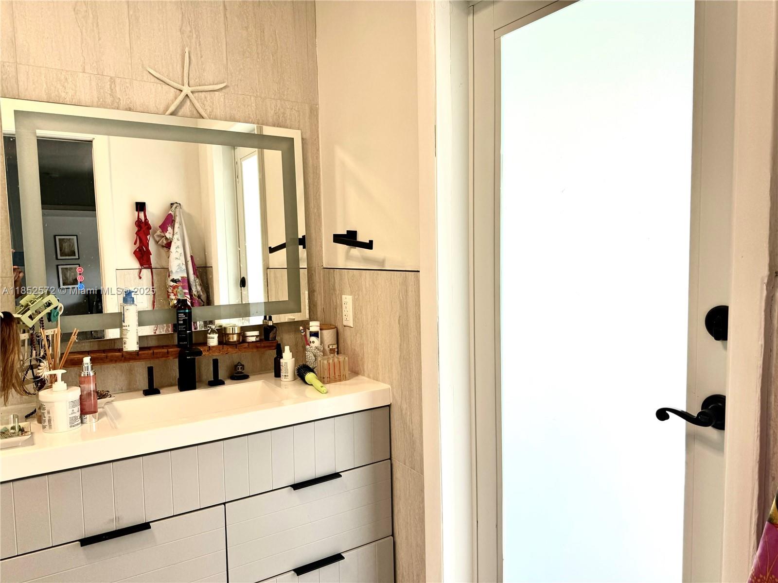 HOLLYWOOD HILLS - Residential Lease