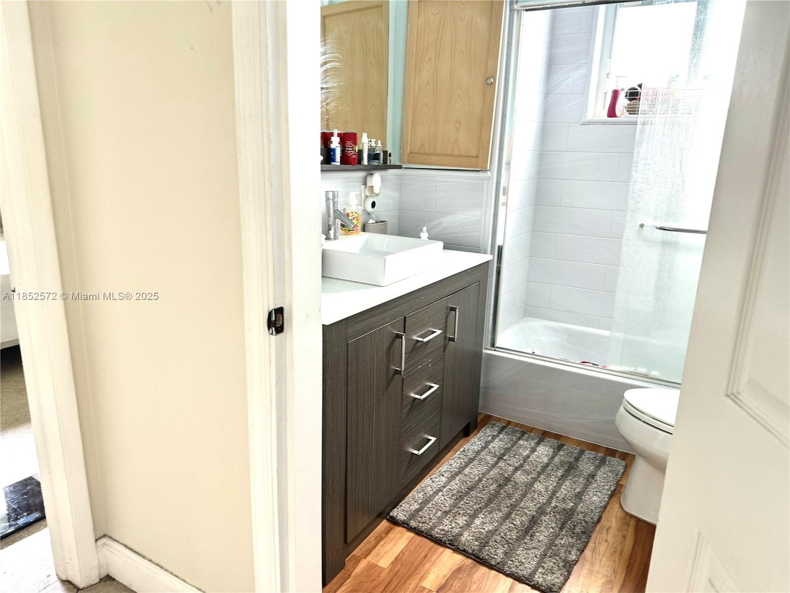 HOLLYWOOD HILLS - Residential Lease