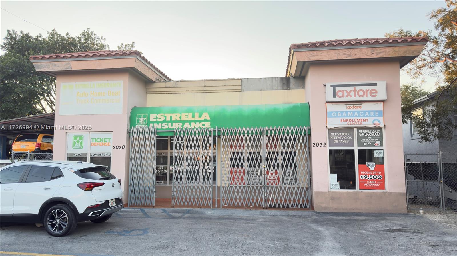Well-located office space for rent in a high-traffic area, sharing the building (independentl) with an Estrella Insurance office, exterior protection with bars, with capacity for reception and 4 work spaces, independent bathroom, storage area and parking available. Previously used as a Tax office. Take advantage of this opportunity to receive clients from the previous company. All the furniture will be removed before rent.