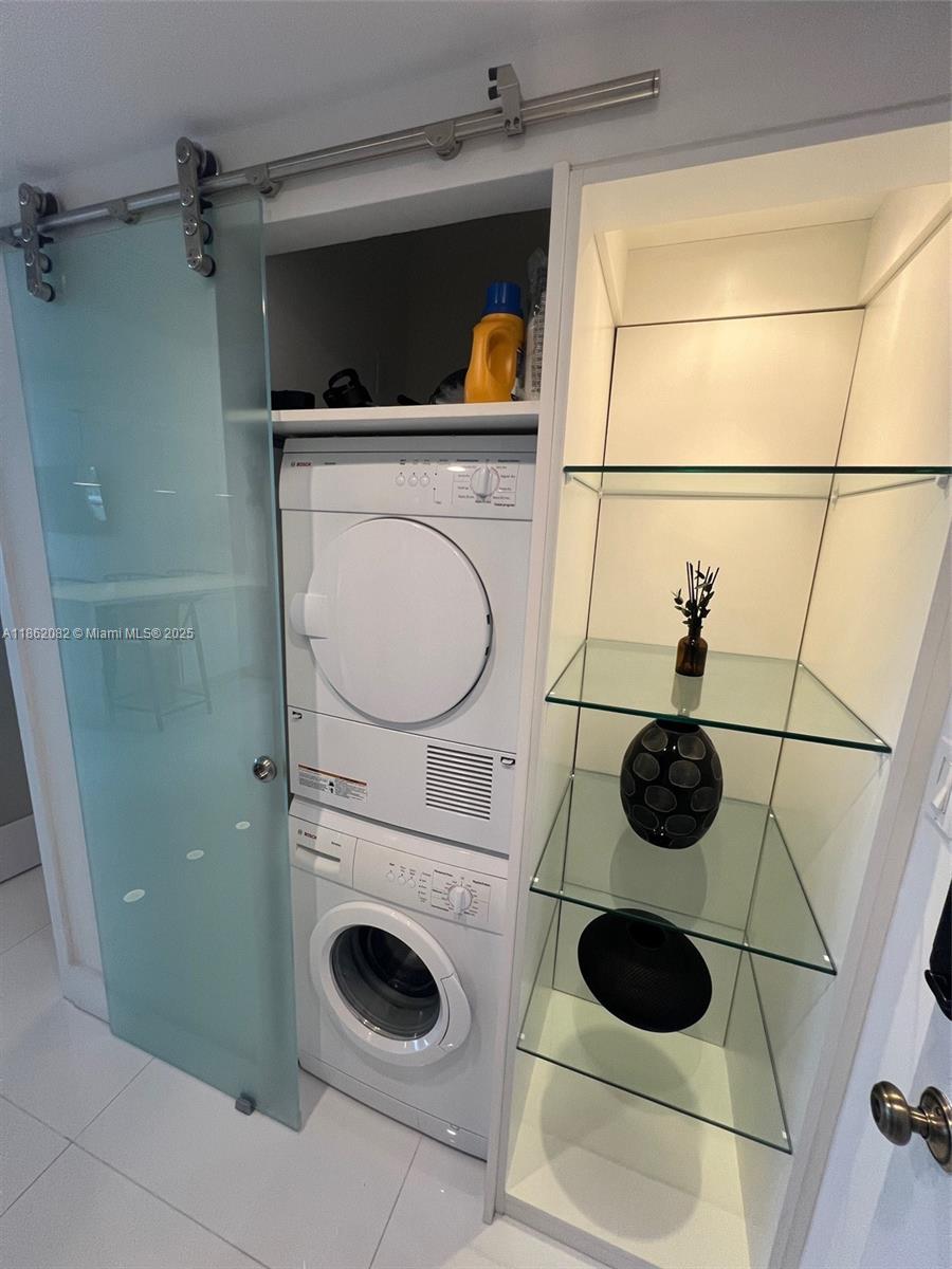 THE DECOPLAGE CONDO - Residential Lease