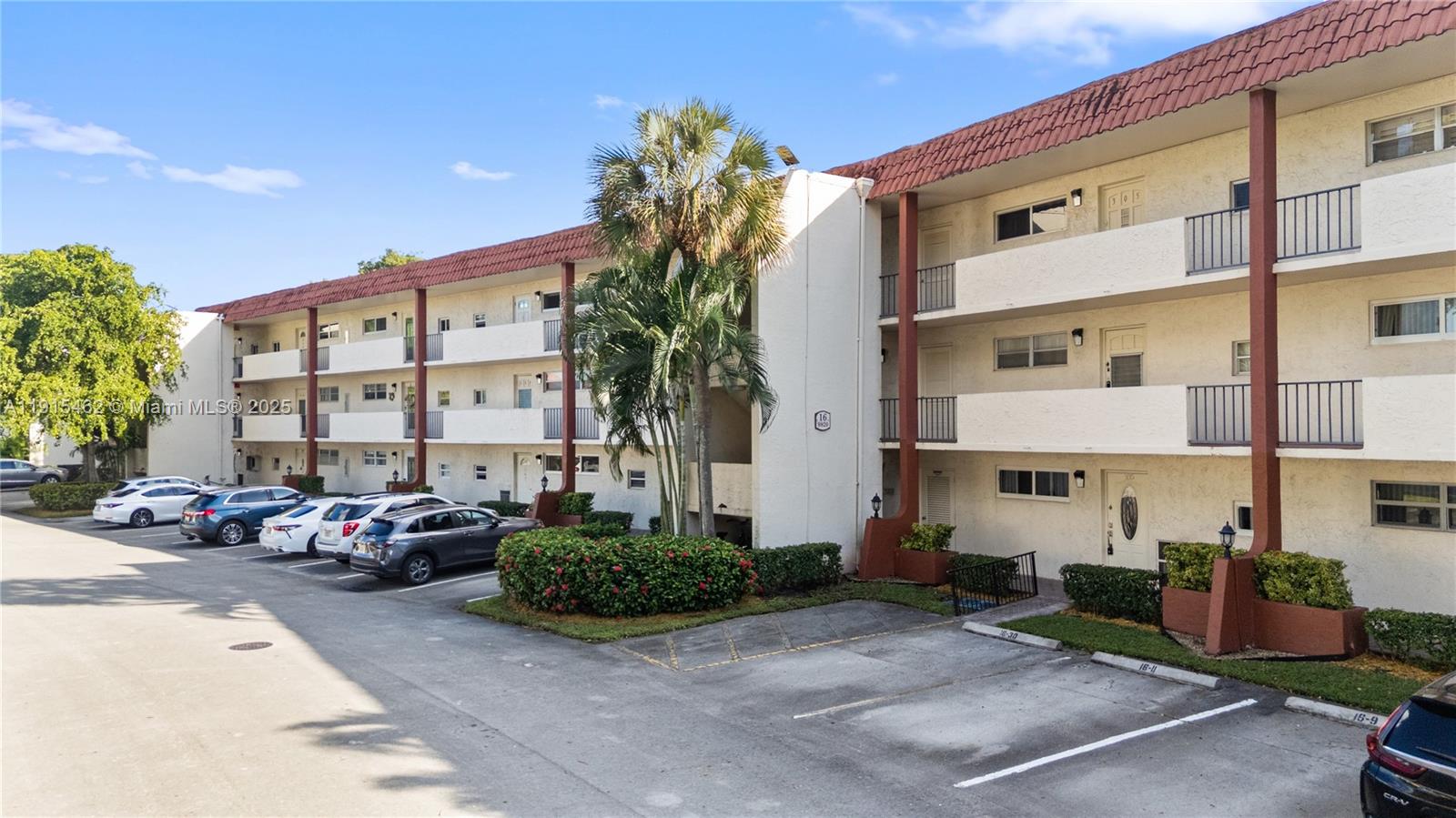 HOLLYBROOK GOLF AND - Residential