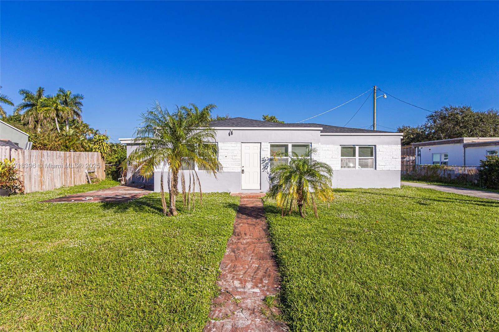 Located in a rapidly growing neighborhood, this beautifully renovated detached duplex offers an excellent opportunity for both homeowners and investors alike. Each spacious unit features 3 bedrooms and 2 bathrooms, with modern finishes and a fresh, contemporary design.
Conveniently positioned within walking distance of multiple houses of worship, this property offers unmatched accessibility and convenience. Just minutes away from the renowned Hardrock, upscale dining, and vibrant entertainment options, you’ll have everything you need right at your doorstep.
Don’t miss out on this exceptional opportunity in one of the area's most sought-after locations!