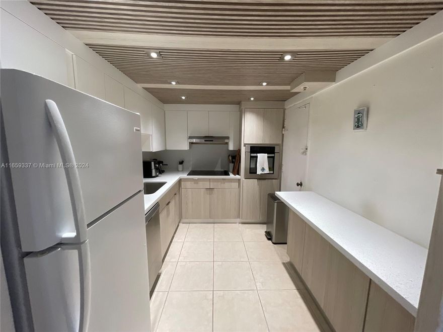 Best Price for a renovated unti in the building.Excellent unit in the 6 floor. Unobstructed view of the intracoastal. Enjoy the view while drinking your morning coffee. Brand new contemporary kitchen with a modern dropped ceiling and extra space and a super pretty modern bathroom. Tiled floor. Everything else in perfect condition.