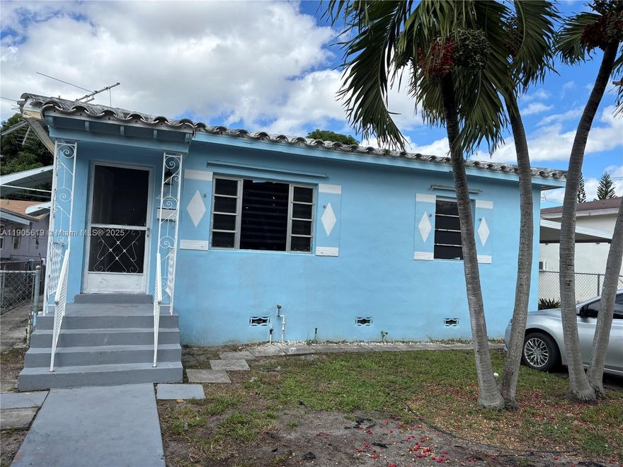 Excellent opportunity for rent in Hialeah!!!!!!  2 Bedrooms, 1 bath house  near of Miami International Airport, and major express way.
