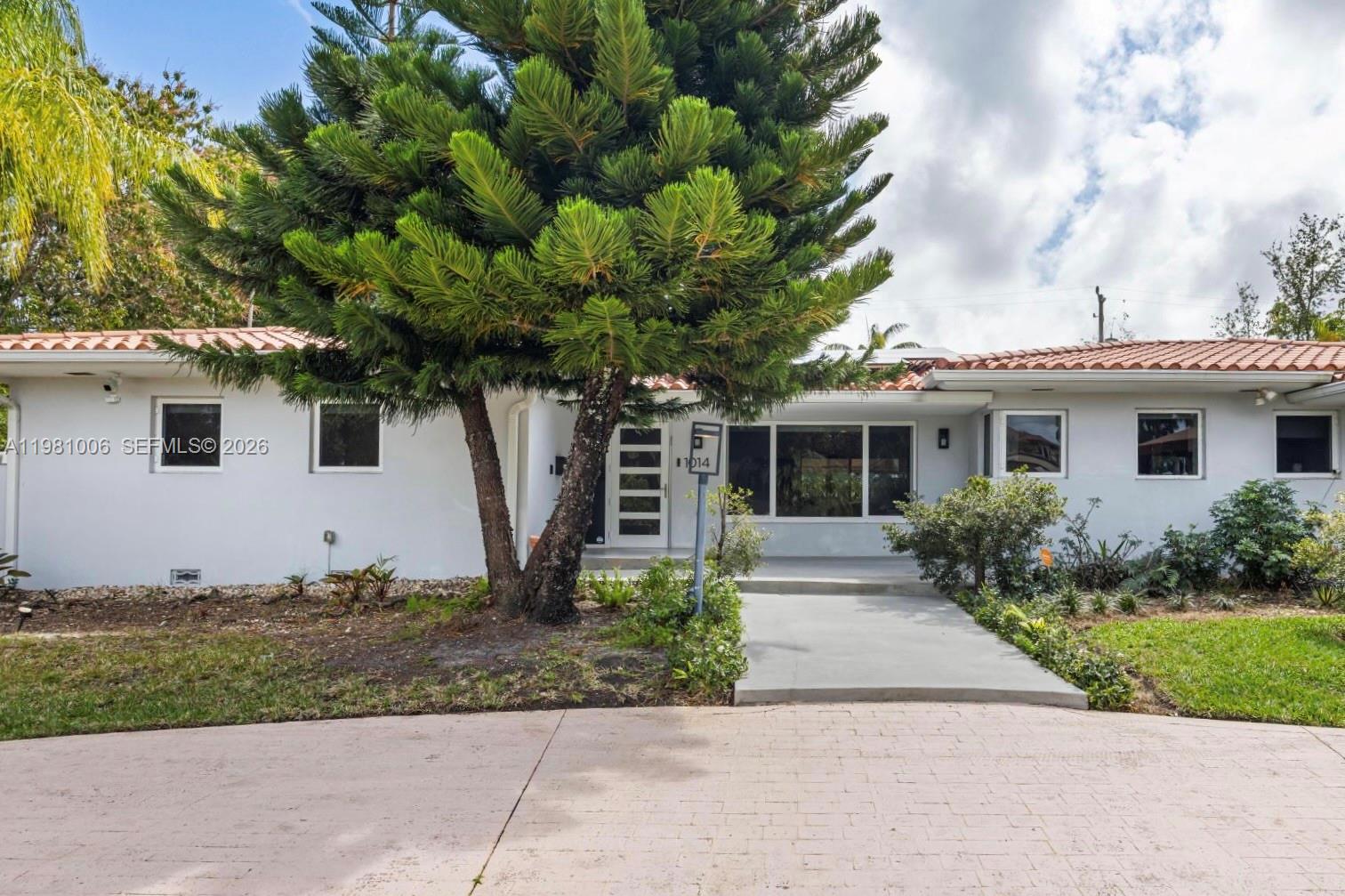 HOLLYWOOD LAKES SECTION - Residential