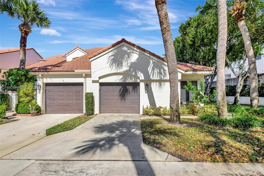 YOUR WAIT IS OVER.... Contemporary 2 Bed + Den/Office, 2 Bath, 1 Car Garage, Corner Villa in Sought After SEA OATS OF JUNO BEACH II.