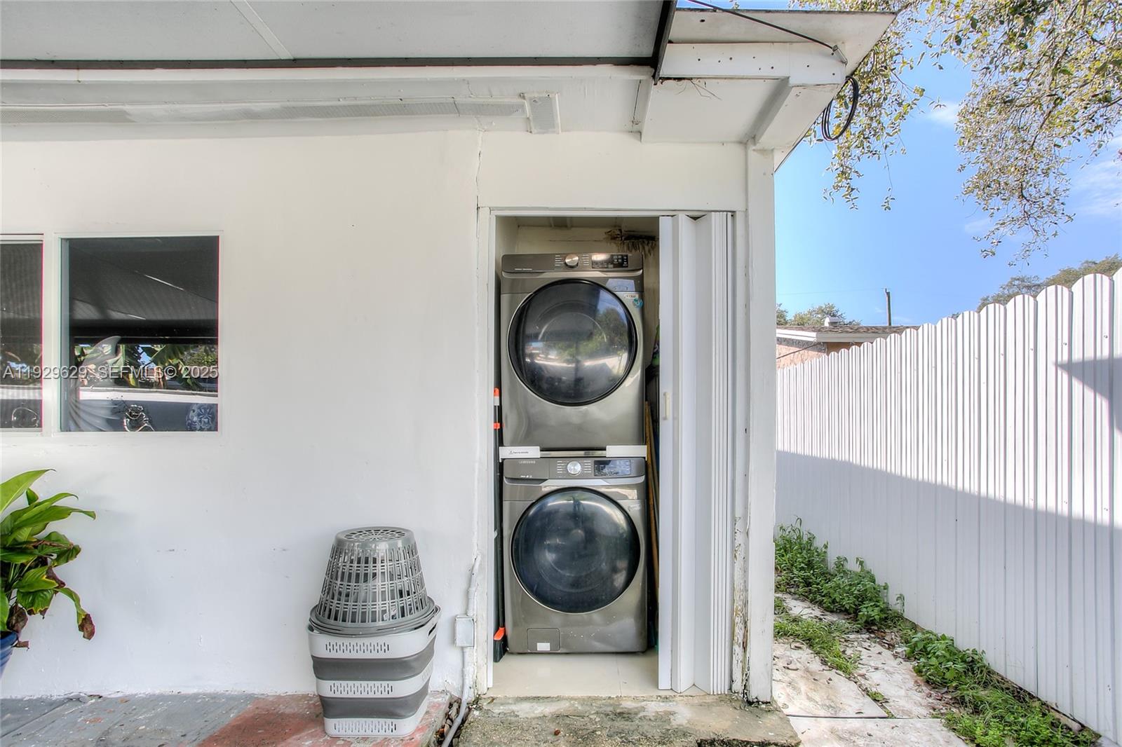 GOLDEN GLADES PARK 3RD AD - Residential