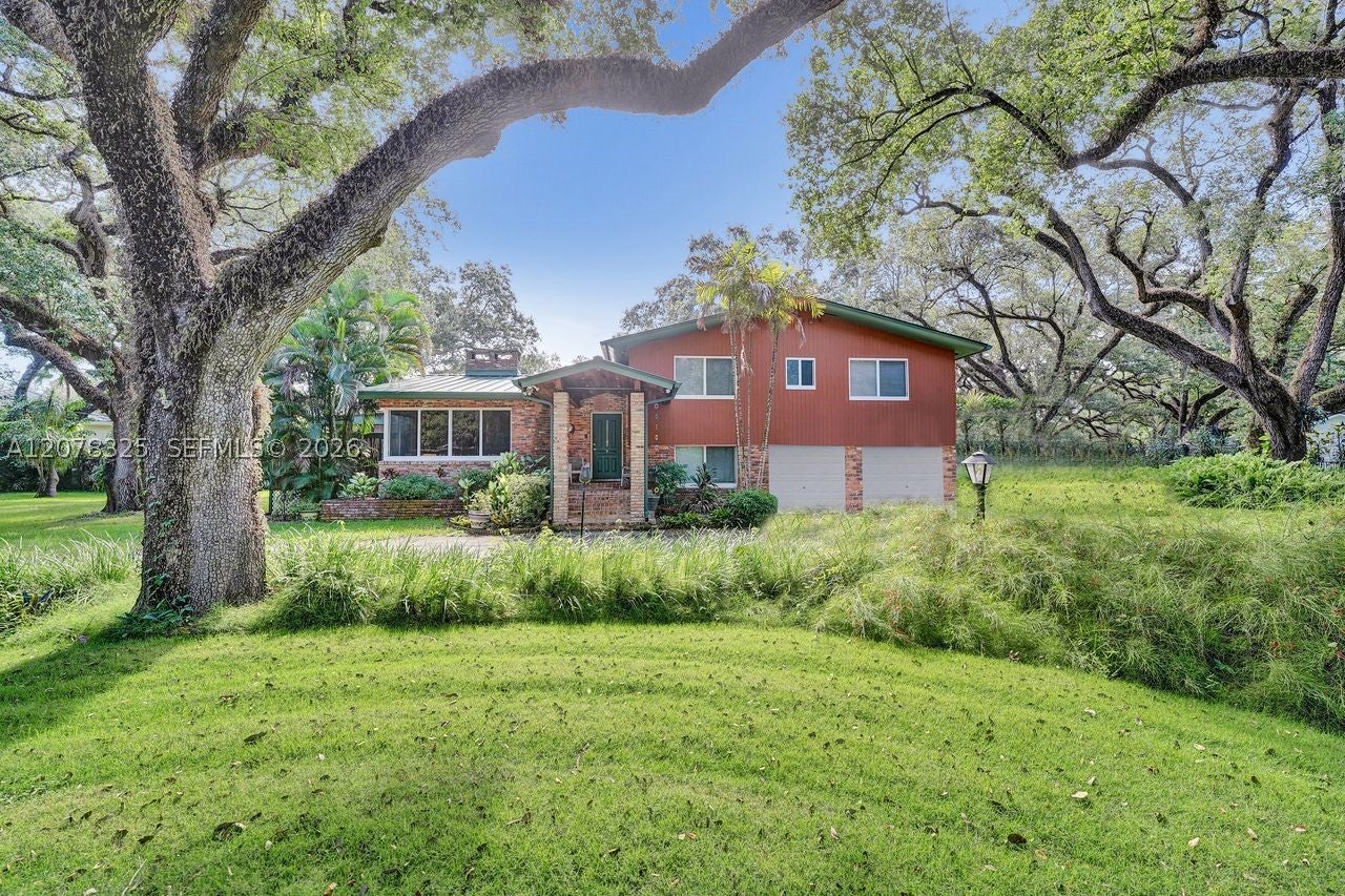 5500 Woodland Ln
