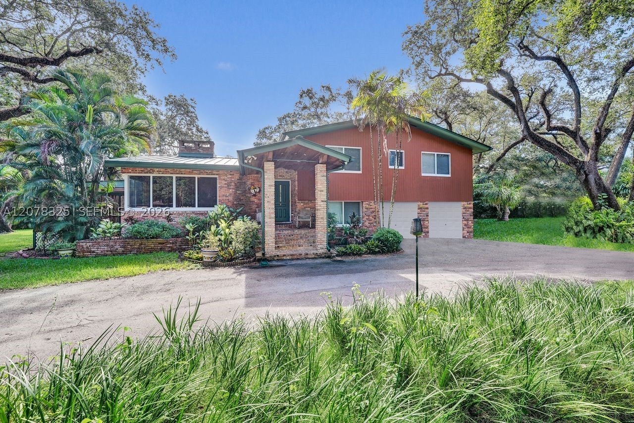 5500 Woodland LN