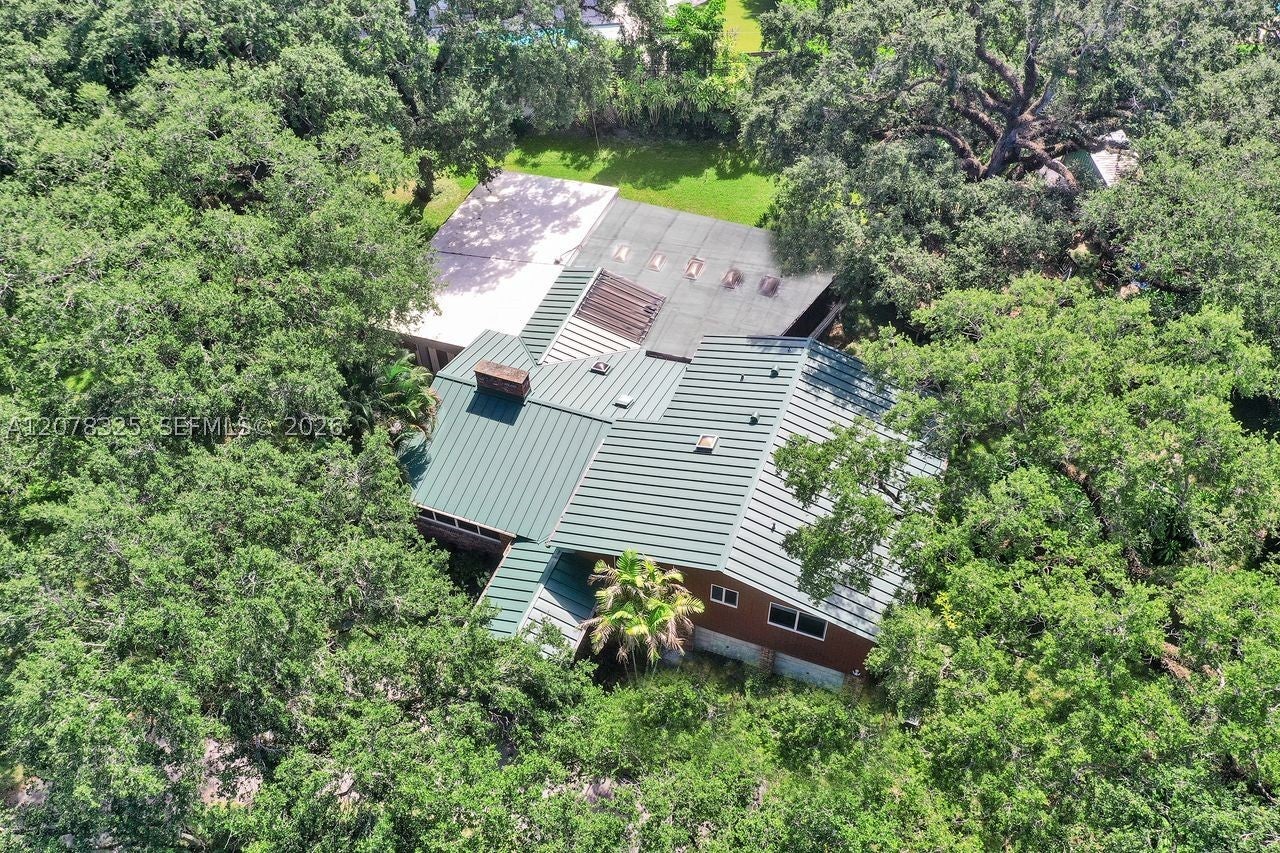 5500 Woodland LN
