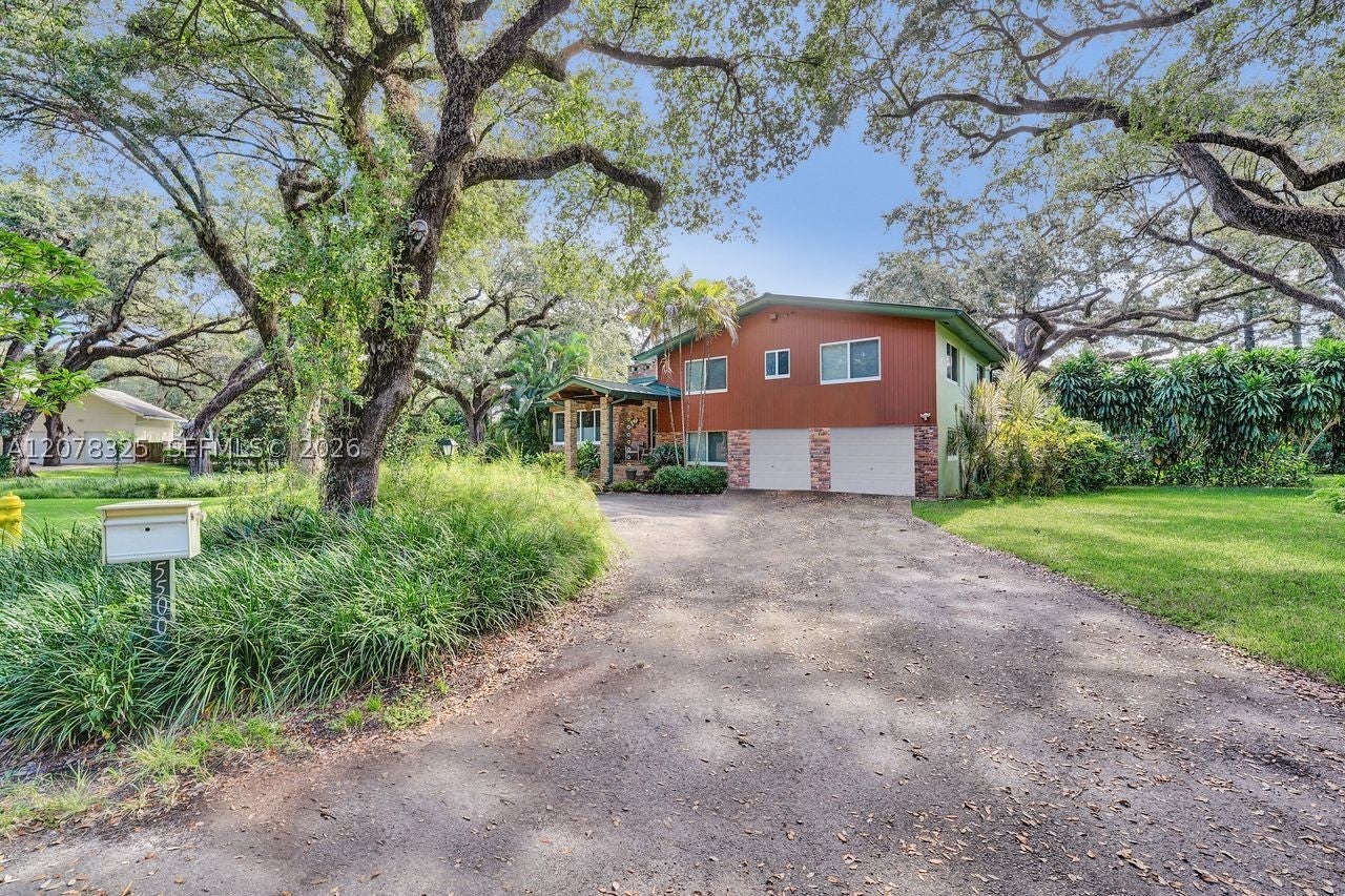5500 Woodland LN