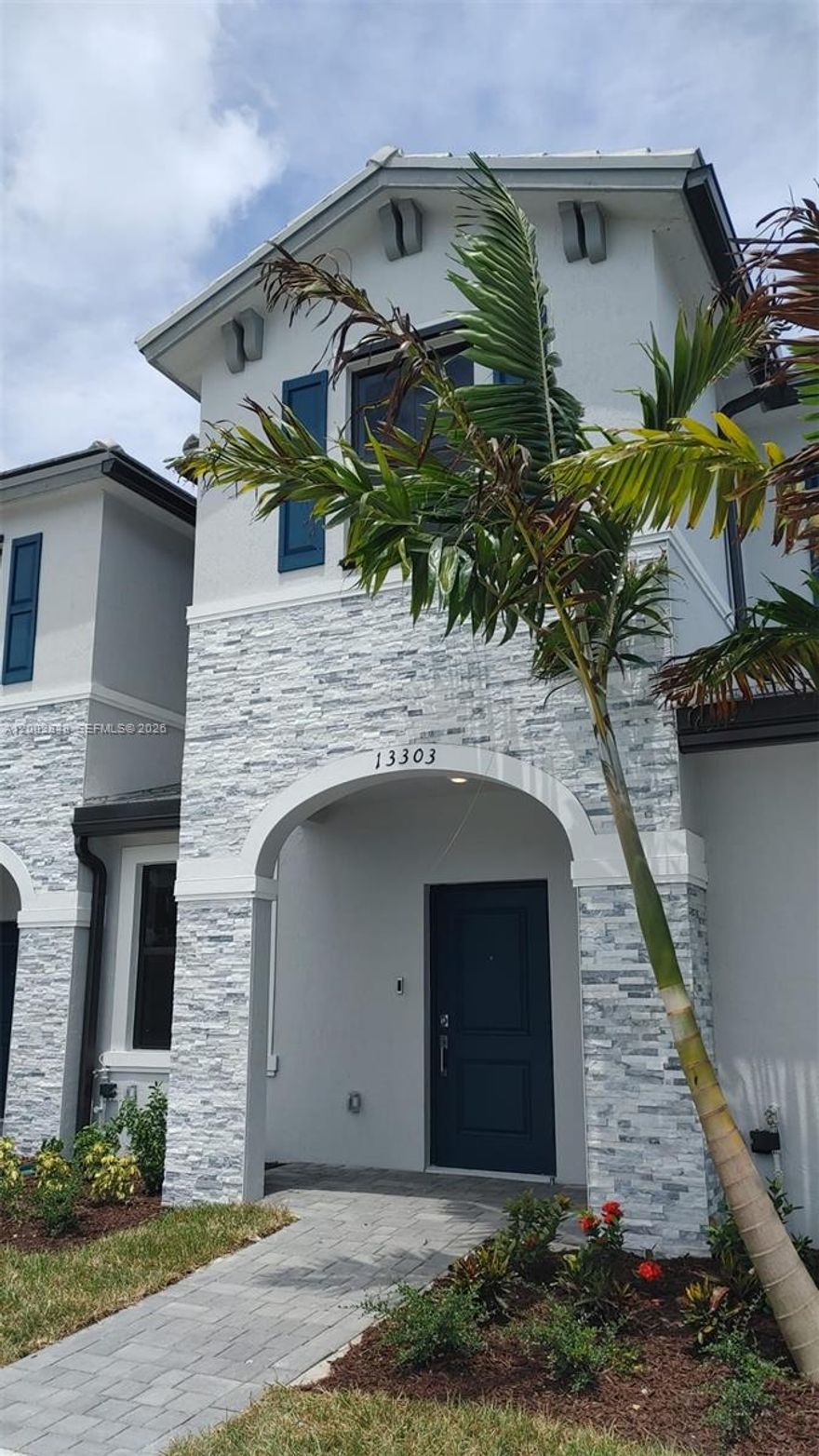 GREAT TOWNHOME AT PINE VISTA BY LENNAR, NEARBY HOMESTEAD US AIR FORCE BASE, WALMART SUPERCENTER, PUBLIX, MC DONALD'S, WENDY'S, BANK 
OF AMERICA, CHASE BANK, HOME DEPOT AND MUCH MORE! EASY AND CONVENIENT ACCESS TO FL TURNPIKE. ALL RESORT-STYLE AMENITIES INCLUDING CLUB HOUSE WITH SWIMMING POOL, SPA, FITNESS CENTER, FULL KITCHEN, BUSINESS CENTER, KIDS PLAYGROUND, SOLARIUM, FEATURING AMPLE FLOOR PLANS, 
VERY SOUGHT-AFTER SCHOOL DISTRICT. A MUST SEE!!