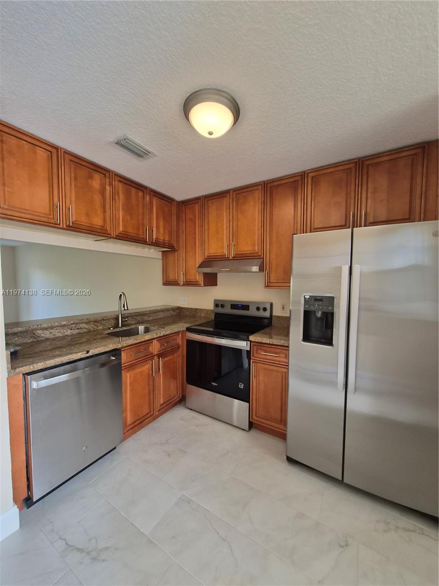 CORAL SPRINGS COUNTRY CLU - Residential Lease