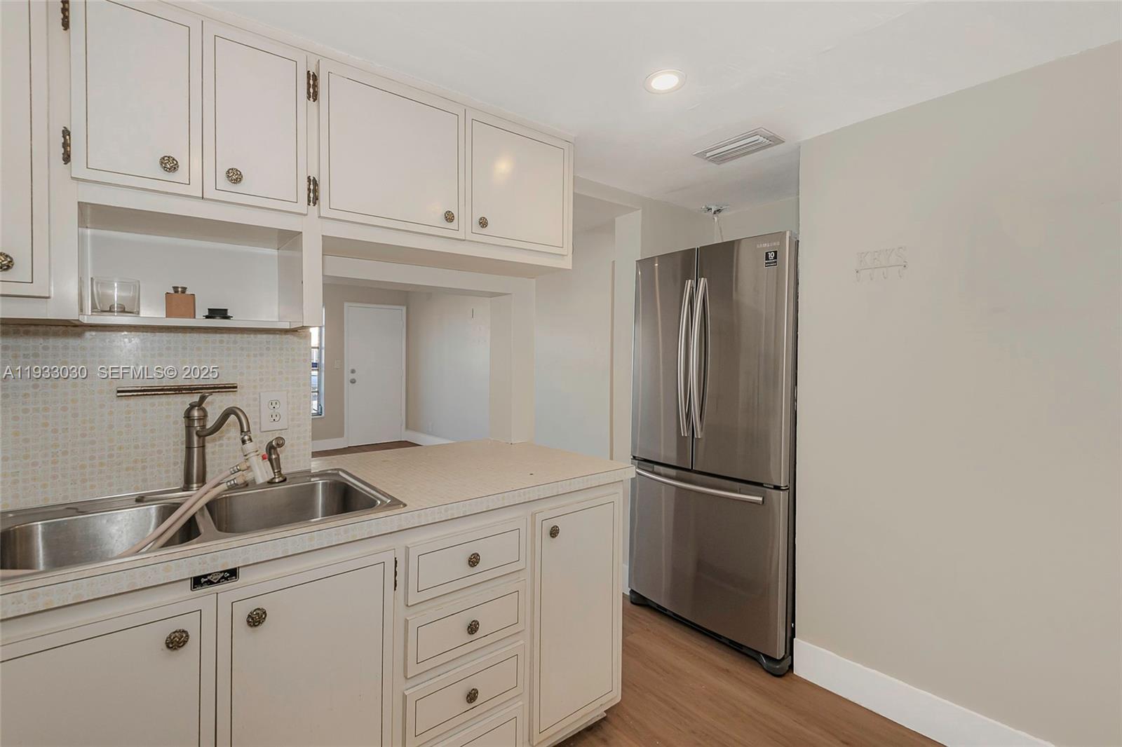 FOUNTAINVIEW CONDO NO 5 - Residential Lease