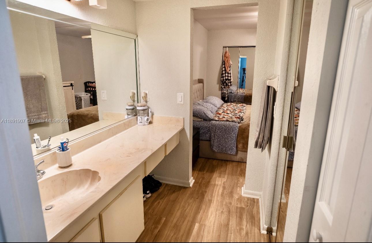 HAMMOCKS-LAKE FOREST COND - Residential