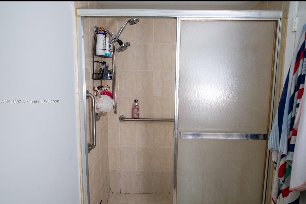 HAMMOCKS-LAKE FOREST COND - Residential