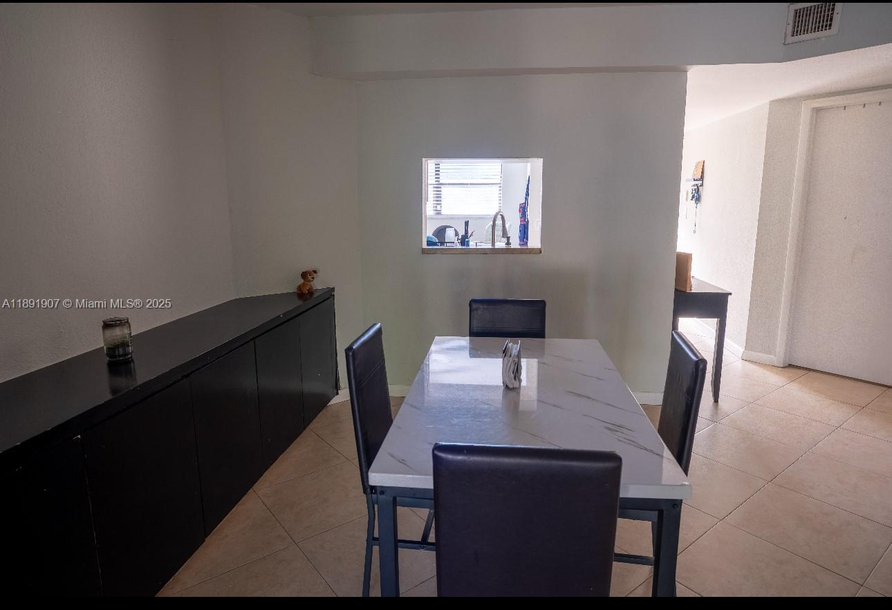 HAMMOCKS-LAKE FOREST COND - Residential