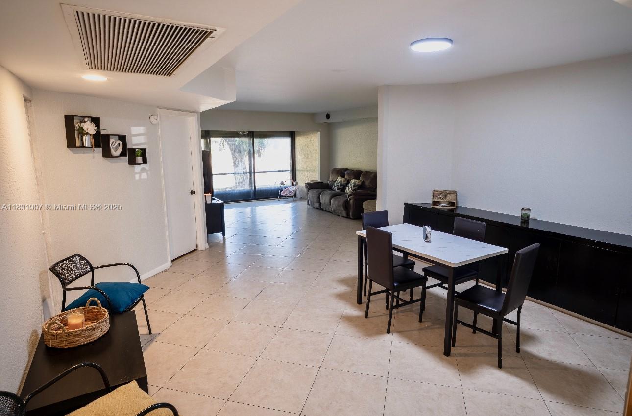 HAMMOCKS-LAKE FOREST COND - Residential