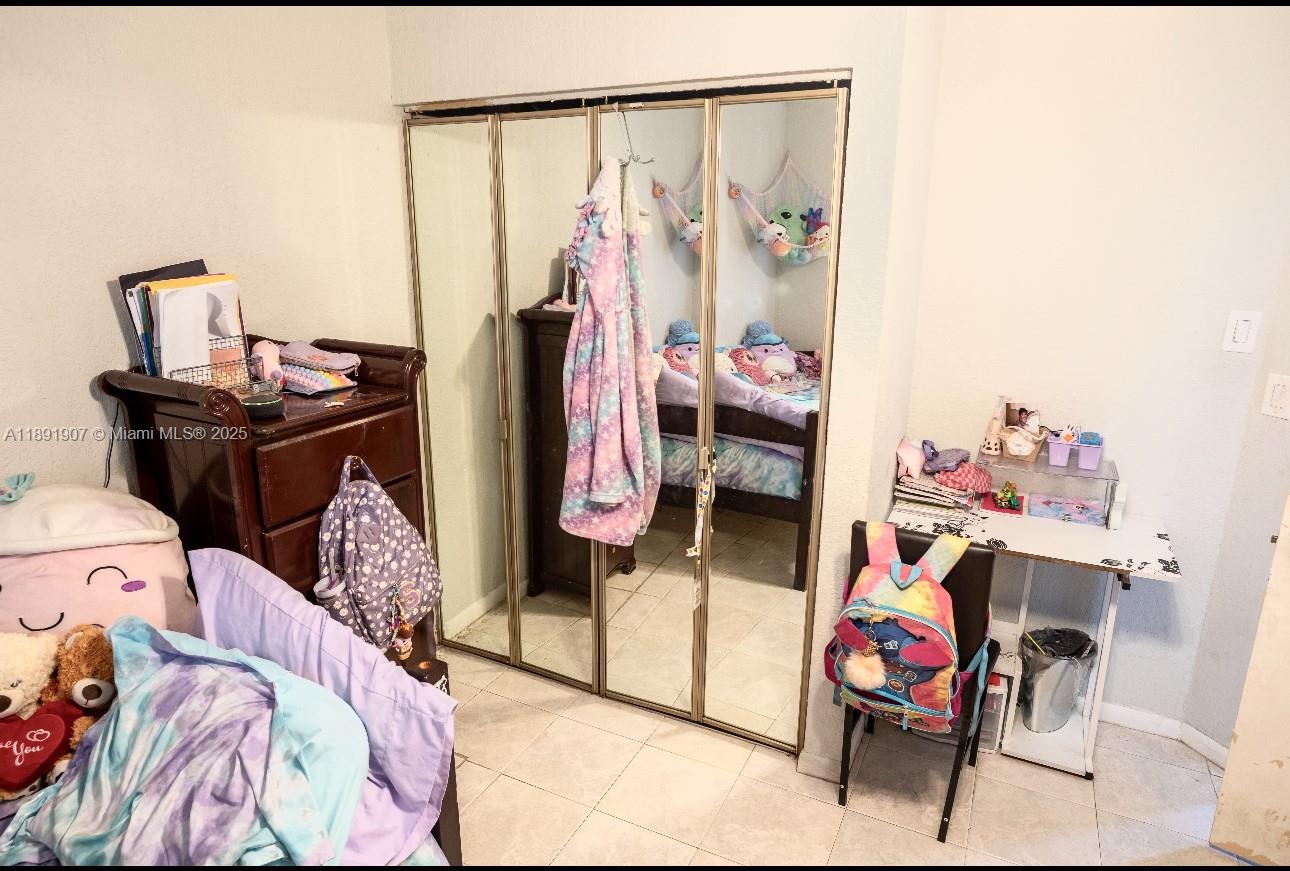 HAMMOCKS-LAKE FOREST COND - Residential