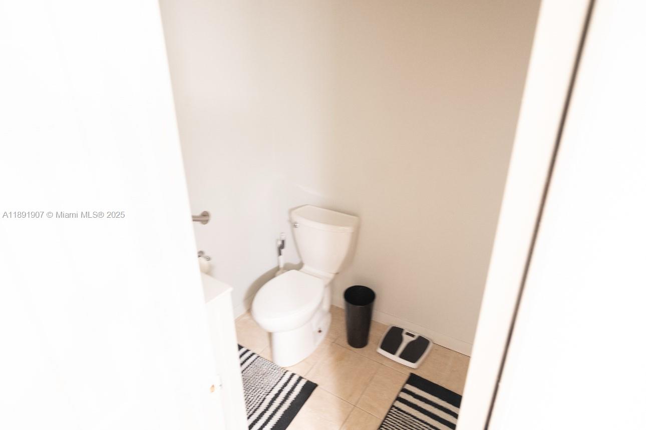 HAMMOCKS-LAKE FOREST COND - Residential