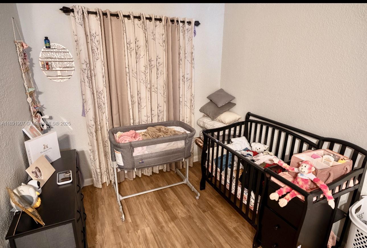 HAMMOCKS-LAKE FOREST COND - Residential