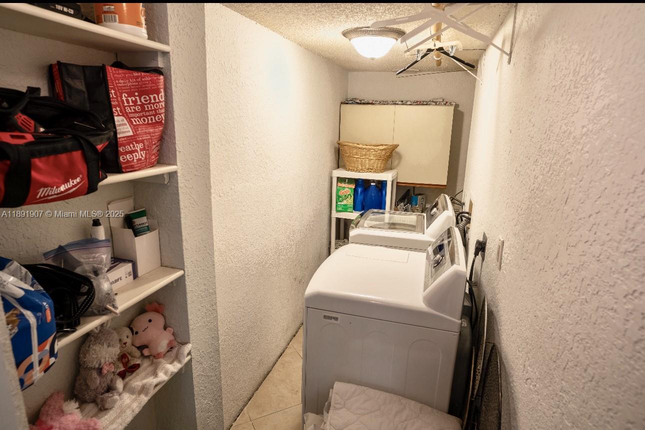 HAMMOCKS-LAKE FOREST COND - Residential