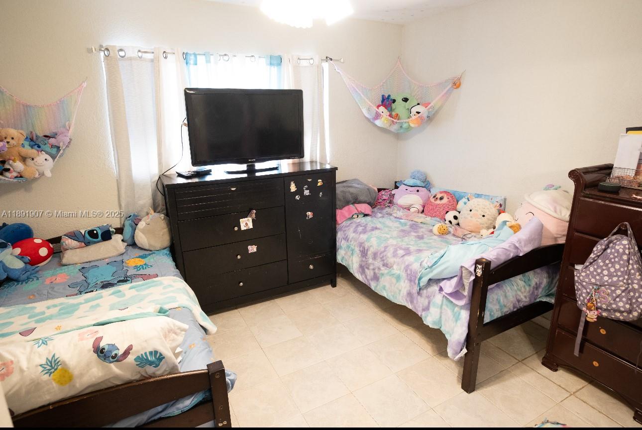 HAMMOCKS-LAKE FOREST COND - Residential