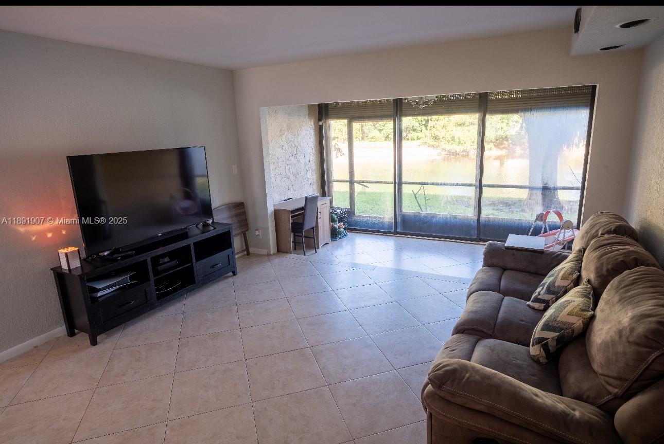 HAMMOCKS-LAKE FOREST COND - Residential