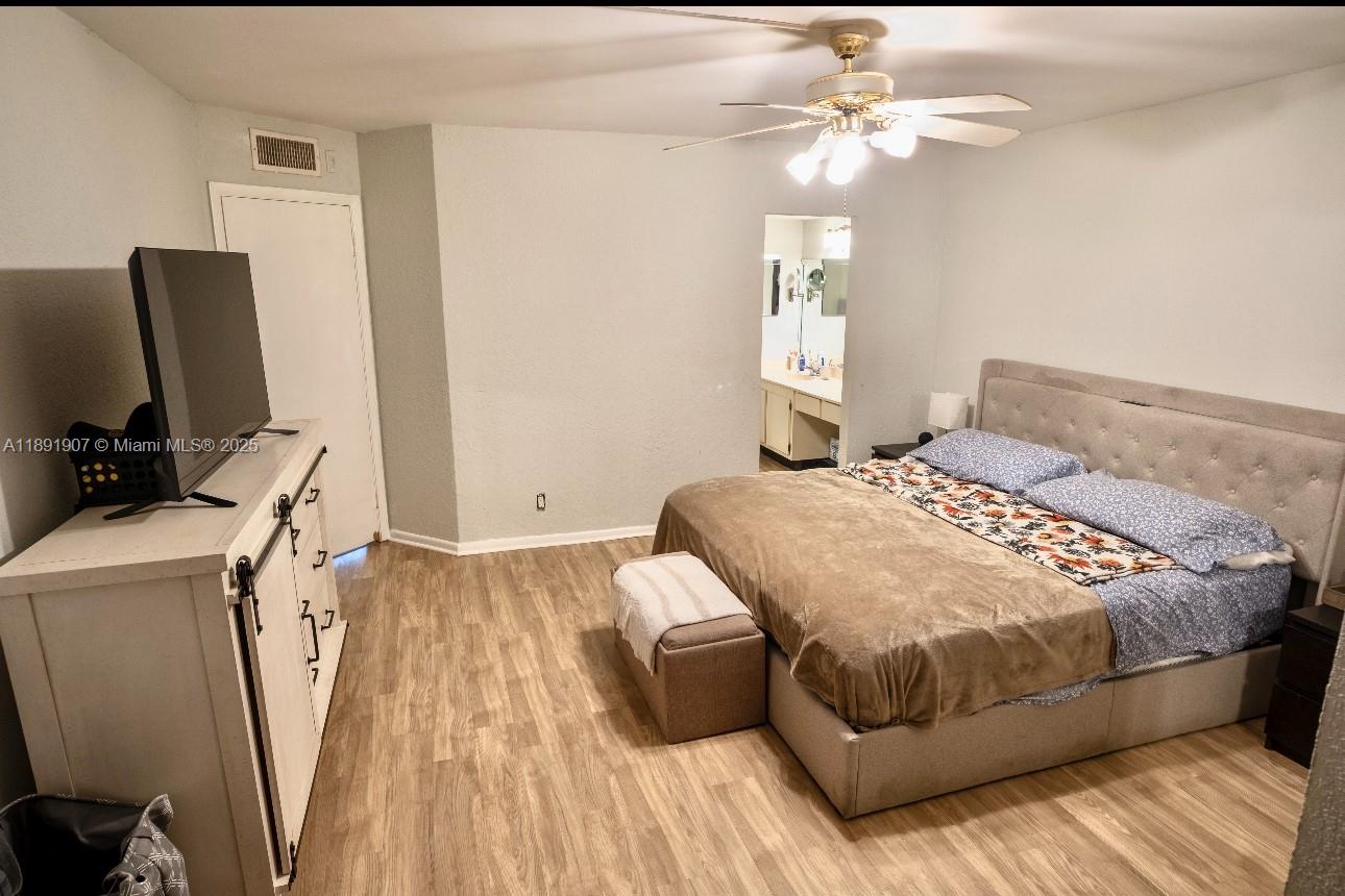 HAMMOCKS-LAKE FOREST COND - Residential