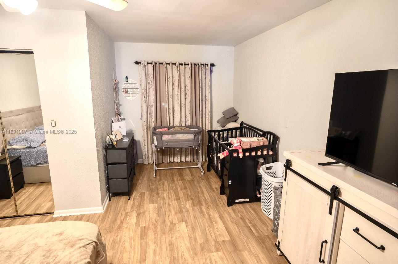 HAMMOCKS-LAKE FOREST COND - Residential