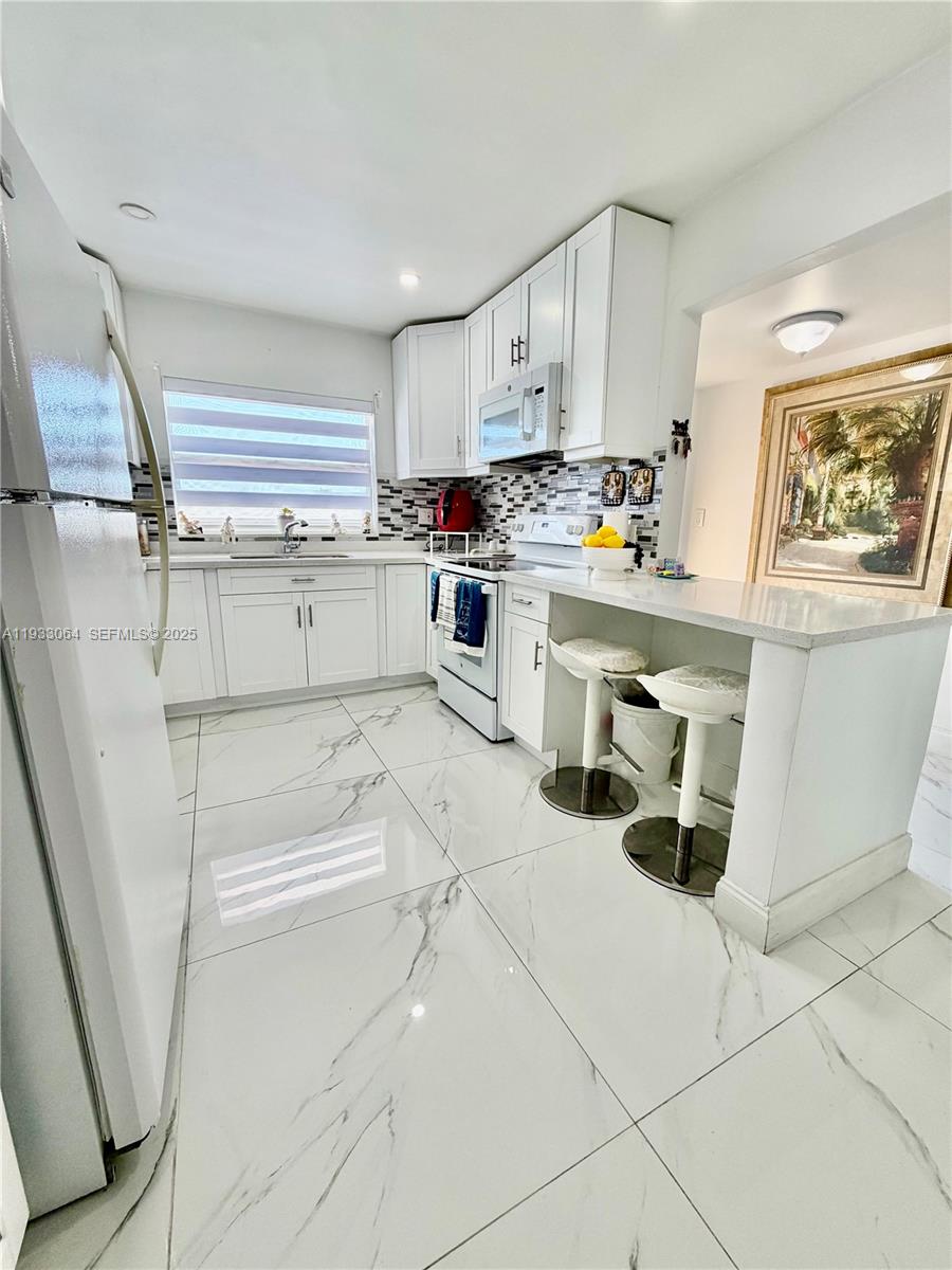 SUNRISE LAKES 100 CONDO - Residential