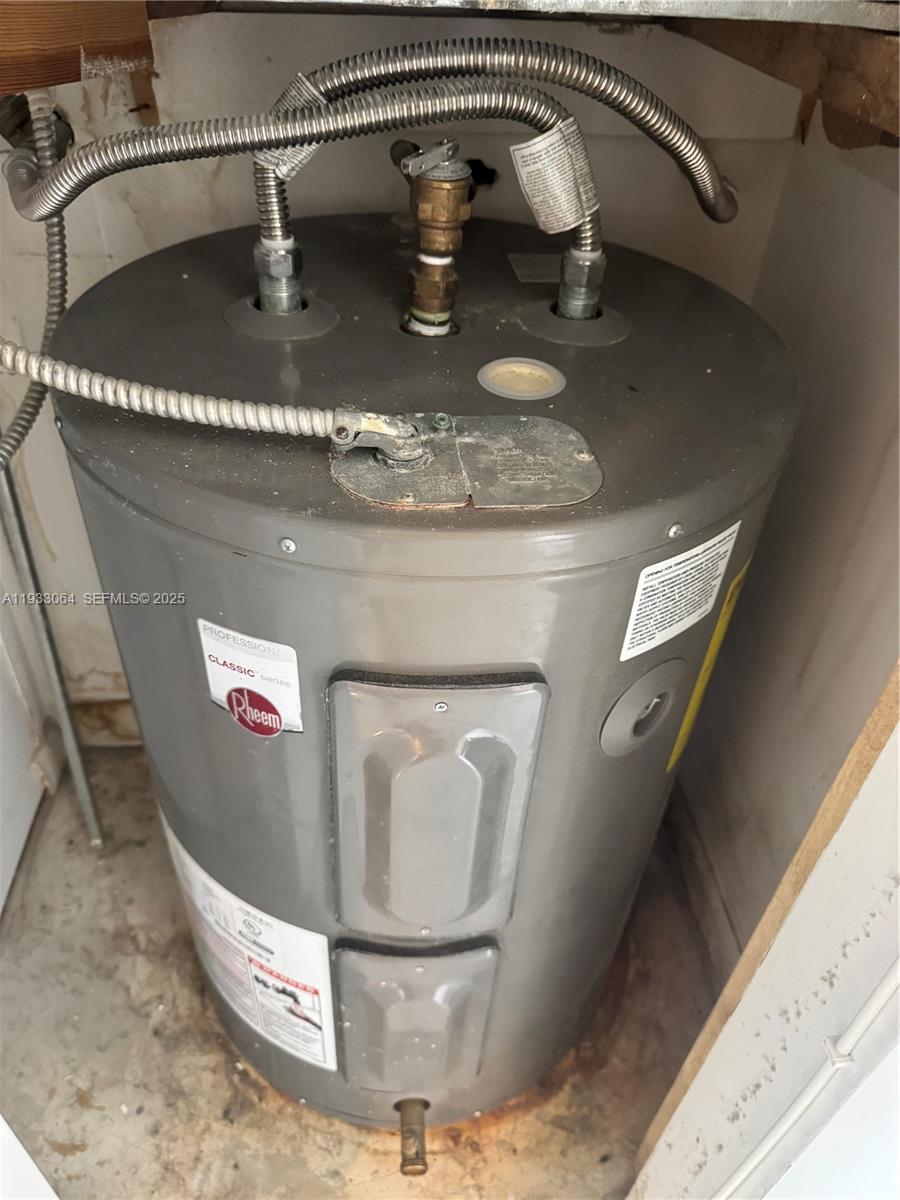 SUNRISE LAKES 100 CONDO - Residential