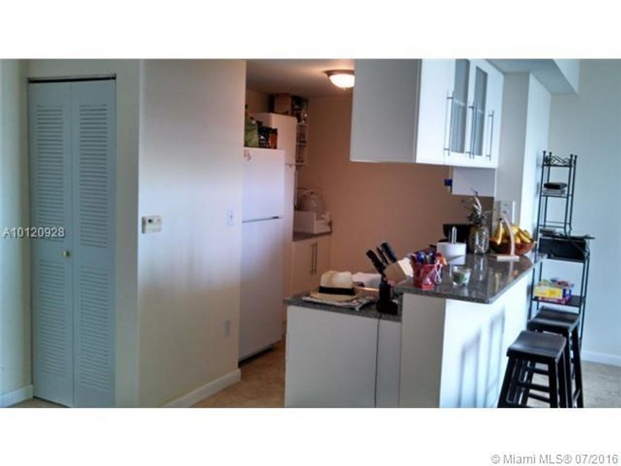 SPECTACULAR 1/1. AMAZING VIEWS FROM THE  BALCONY OF BISCAYNE BAY & CITY. NEW PUBLIX ACROSS THE STREET, TILE FLOOR. WASHER AND DRYER INSIDE UNIT.  1 ASSIGNED COVER PARKING. SWIMMING POOL, JACUZZI, GYM AND MORE AMENITIES.