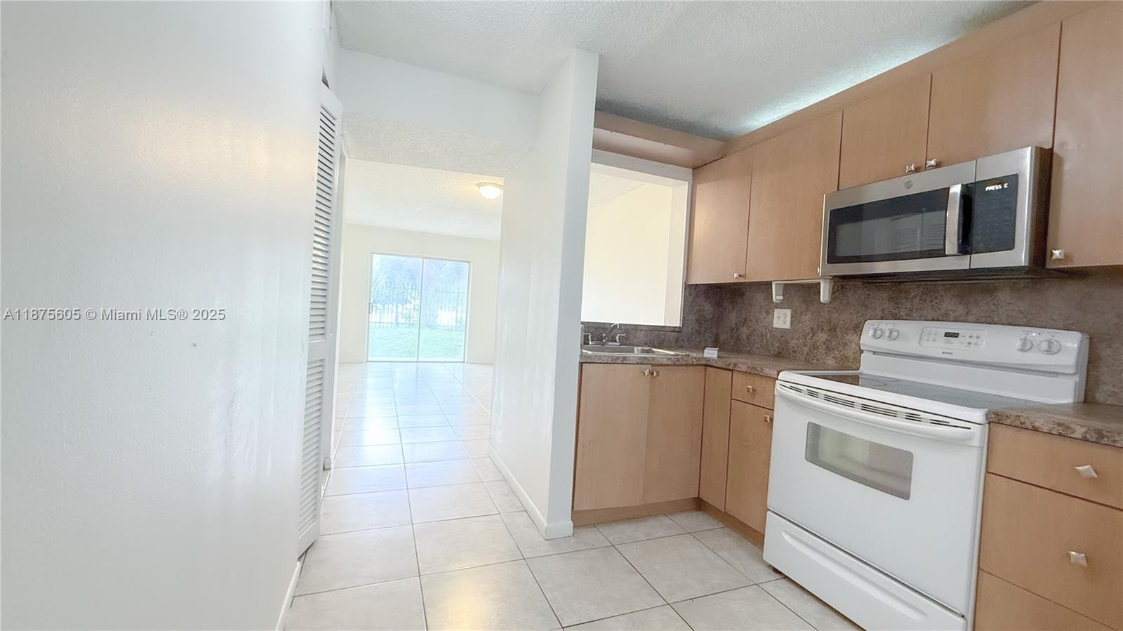 BEAUTIFUL CONDO 2 BEDROOM 1 FULL BATHROOM, CENTRAL A/C, ELCTRIC WATER HEATER, COMMUNITY LAUNDRY, STAINLESS-STEEL APPLIANCES, UPDATED KITCHEN CABINETS, LOCATED ON THE FIRST FLOOR, TILE THROUGHOUT, CONDO OFFERS SWIMMIG POOL AND PLAYGROUND.
**Move In with just first month and security deposit**
EASY TO SHOW, PETS FRIENDLY
*water and sewer included * no minimum credit score * Laundry at the building