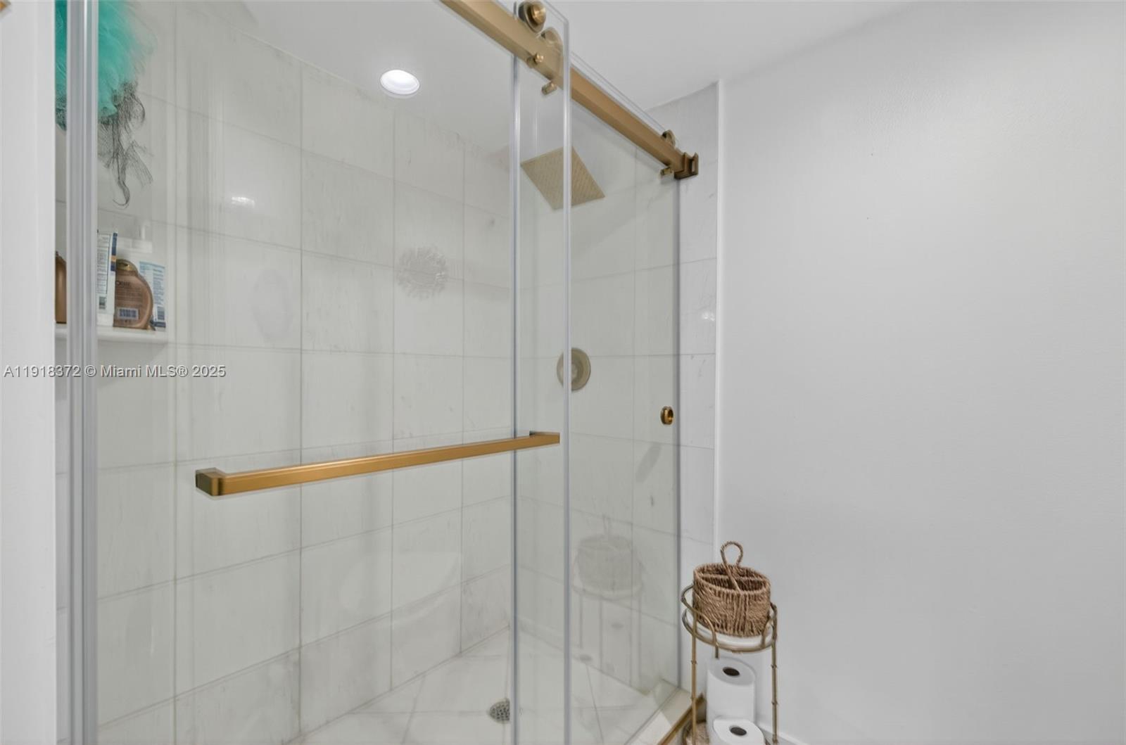 MYSTIC POINTE TOWER 400 C - Residential