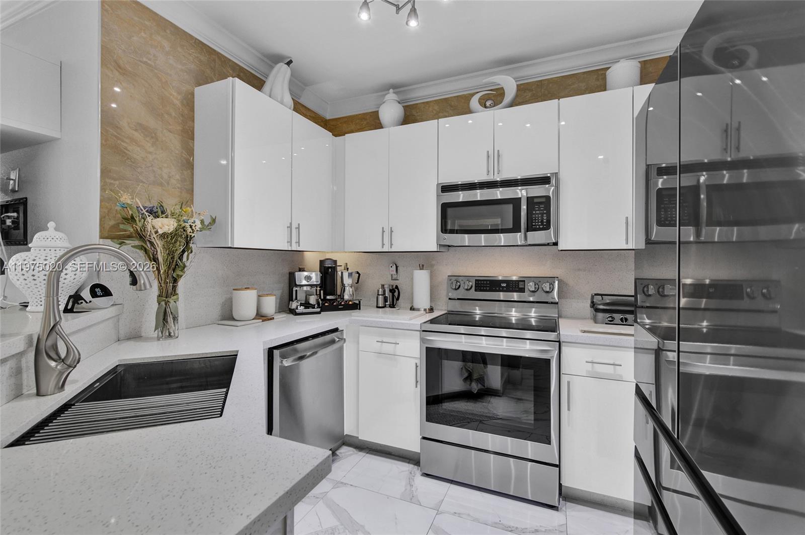 MANDARIN LAKES - Residential