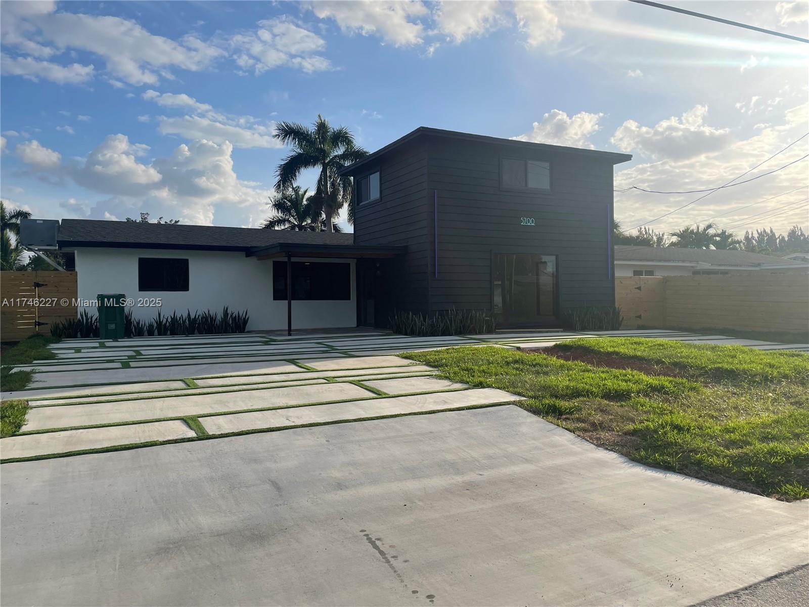 STIRLING LAKE - Residential