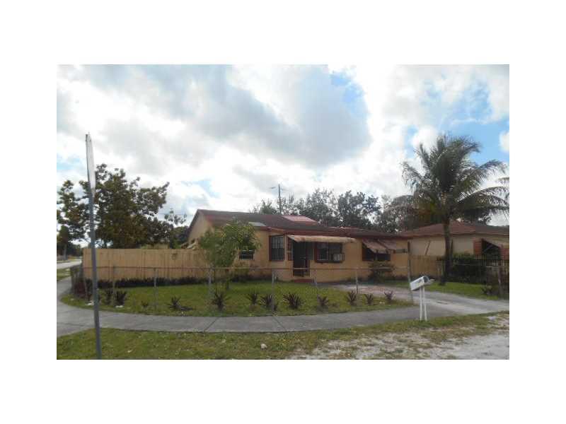 Centrally located home close to shops, restaurants, Gratigny Parkway and I-95. Perfect starter home or as an investment.