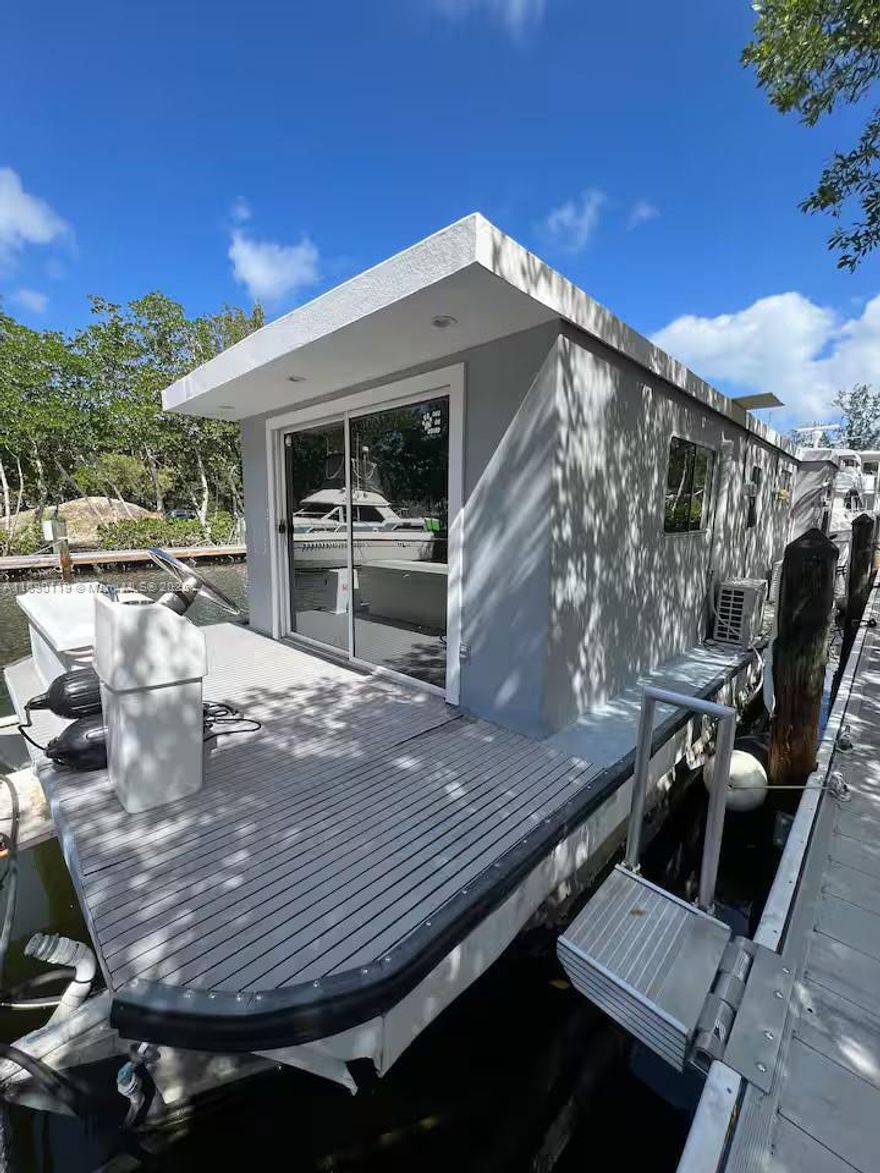 Stay on our cozy Manatee Bay houseboat! Sleeps 6 with queen bed + 2 sofa beds. Full kitchen, bath, washer/dryer, TV & soundbar. Enjoy the tiki area w/ bar, outdoor kitchen, fans, canoe, & paddle board. Dock your boat next to the houseboat. Golf cart to pool, beach, & amenities. Private gated marina, quiet setting, 40 min by boat to ocean, 10 min to Gilbert’s.