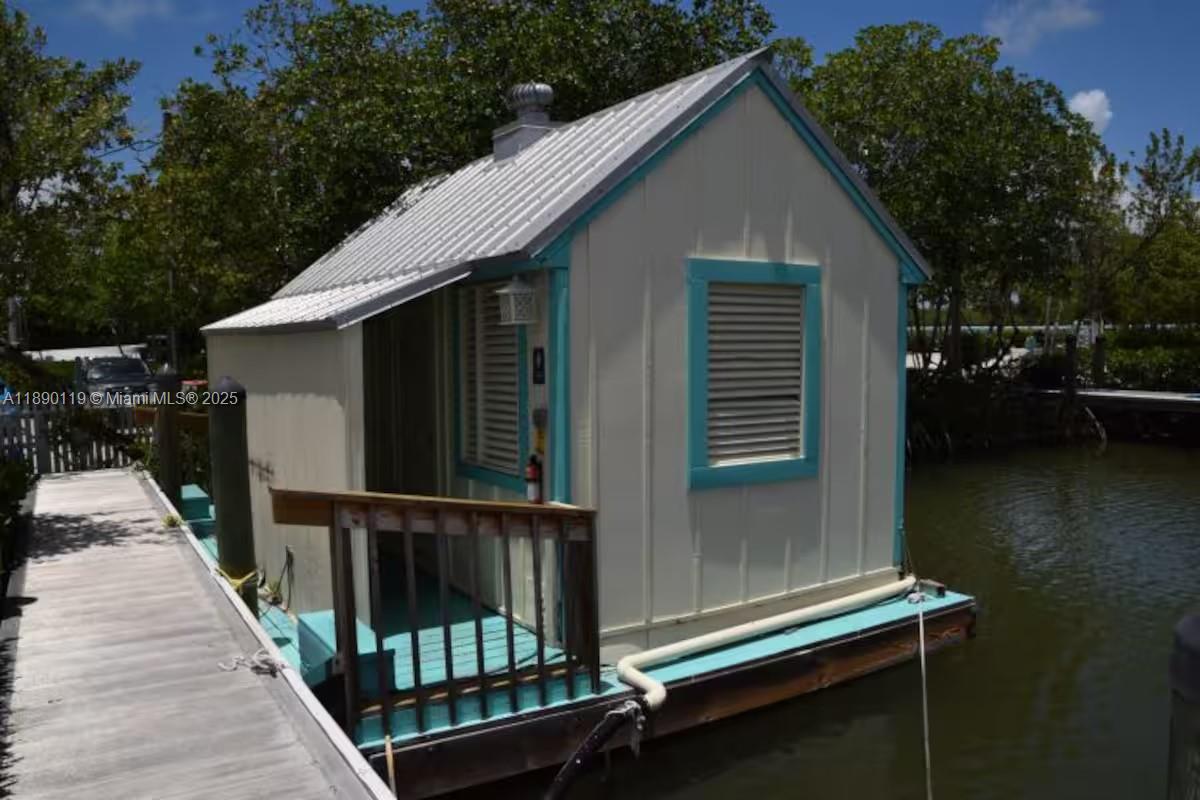 MANATEE BAY CLUB - Residential Lease