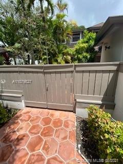 THE TOWNHOMES OF DORAL OA - Residential Lease