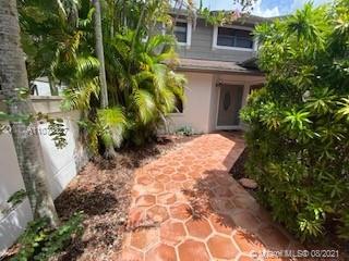 THE TOWNHOMES OF DORAL OA - Residential Lease