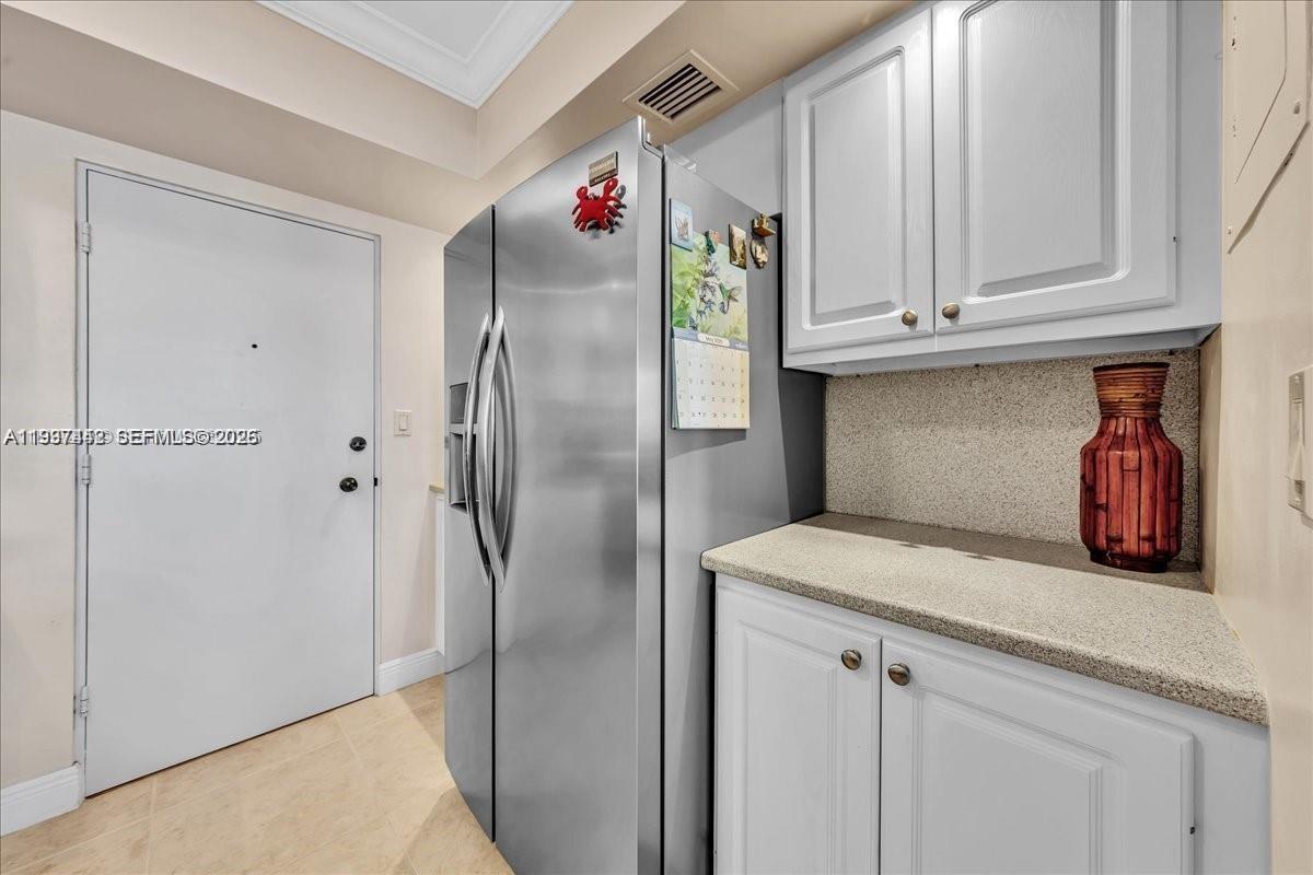 HOLLYWOOD TOWERS CONDO - Residential