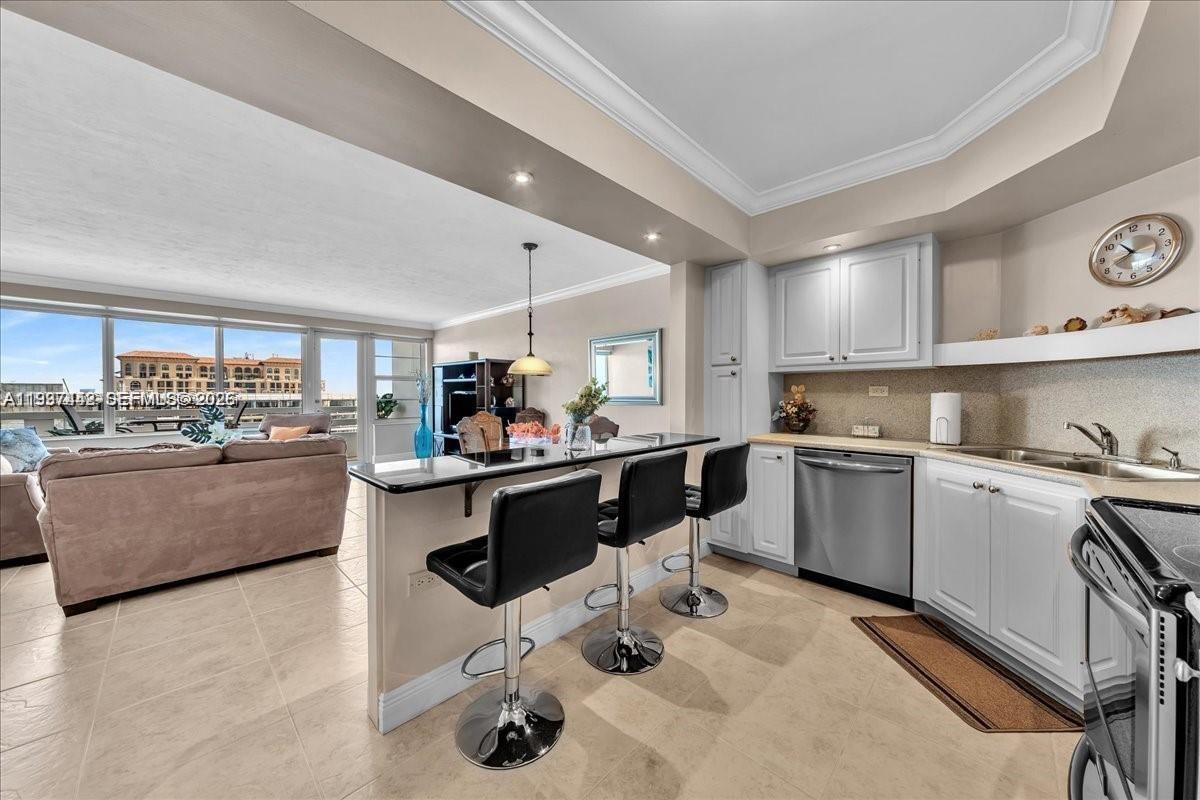 HOLLYWOOD TOWERS CONDO - Residential