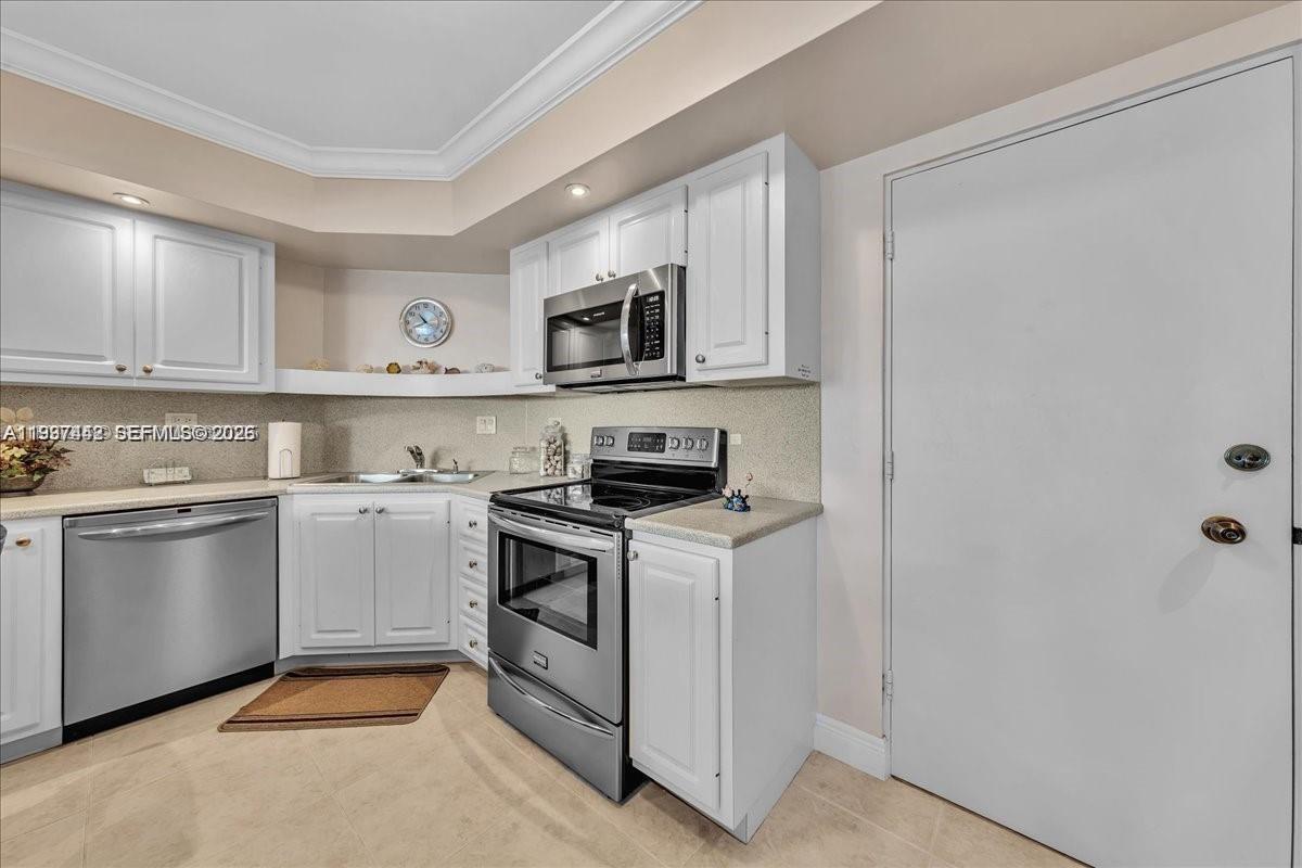 HOLLYWOOD TOWERS CONDO - Residential