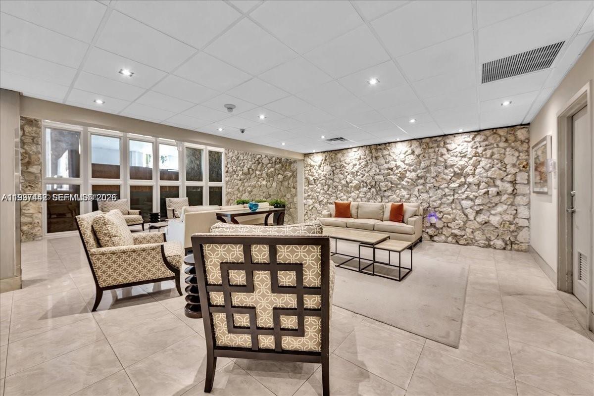 HOLLYWOOD TOWERS CONDO - Residential