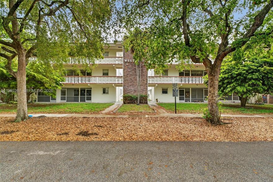 Beautiful and spacious 2BR/2BA in Hollywood, located in an excellent area and full of charm—schedule your showing today, verified.