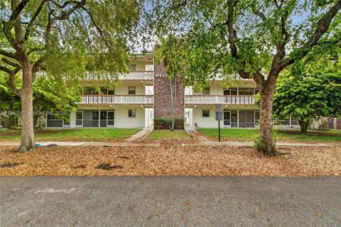 Photo of 412 S Luna Ct #11, Hollywood, FL 33021 (MLS # A11992367)