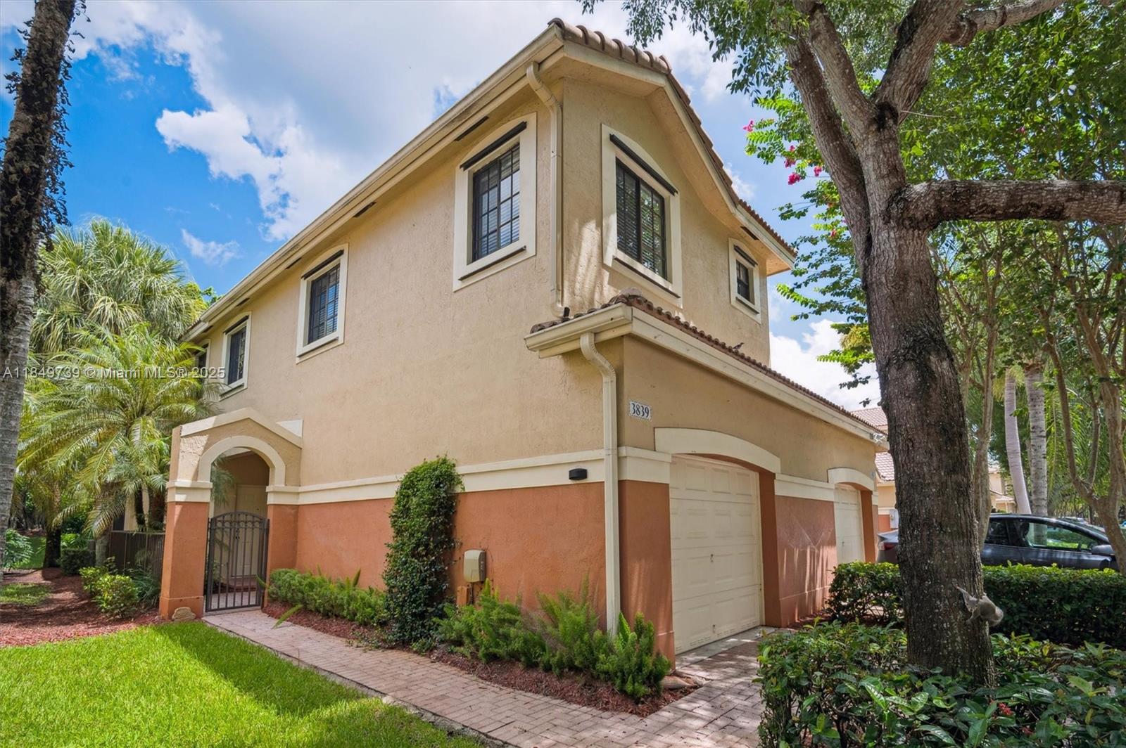 IN THE BEAUTIFULLY GATED COMMUNITY OF COURTYARD HOMES AT GROVE . 4 BEDROOM TOWNHOUSE WITH PATIO AND GARDEN VIEWS. COMMUNITY POOL, PLAYGROUND AND PARKS. WALKING DISTANCE A+ SCHOOLS. CLOSE TO SHOPPING AND RESTAURANTS.